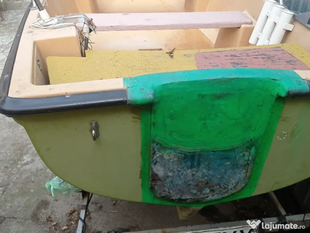 bărci cu motor și peridoc 