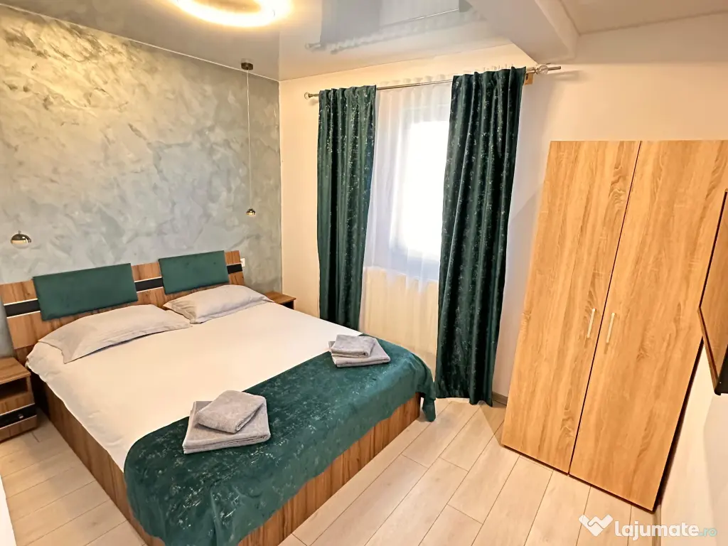 Cabana 15 persoane | 7 camere | 6 băi | Living pentru petreceri | Terase  Grătar 