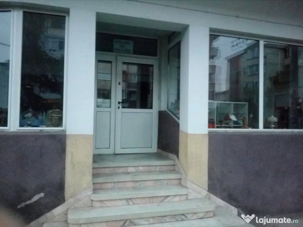 Spatiu comercial (teren proprietate personala--cumparat)+ apartament anexat 