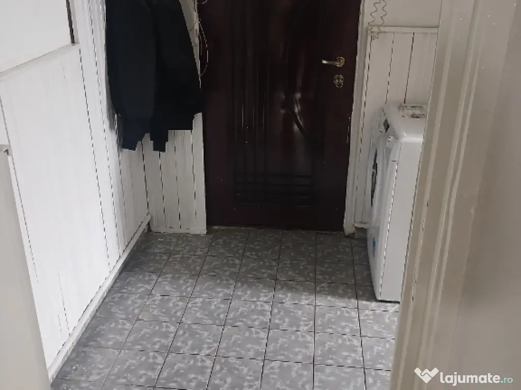 închiriez apartament două camere semidecomandate