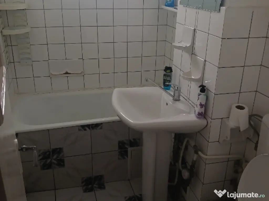 închiriez apartament două camere semidecomandate