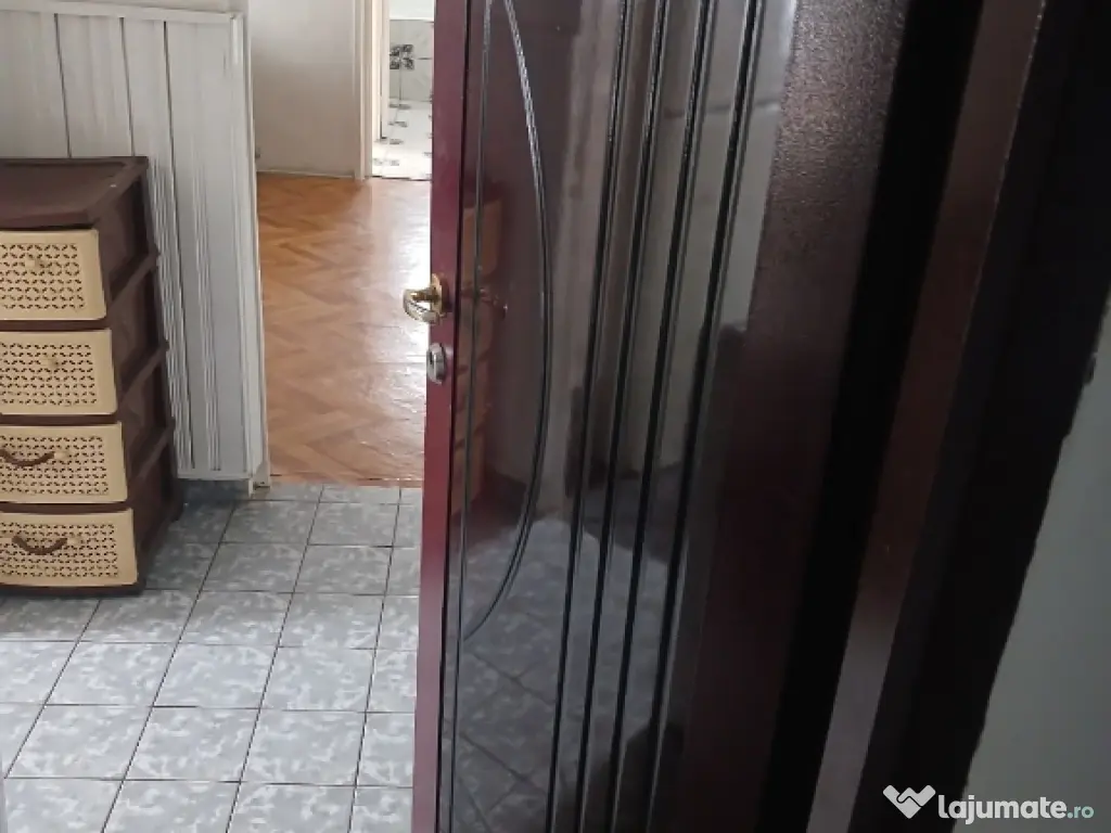 închiriez apartament două camere semidecomandate