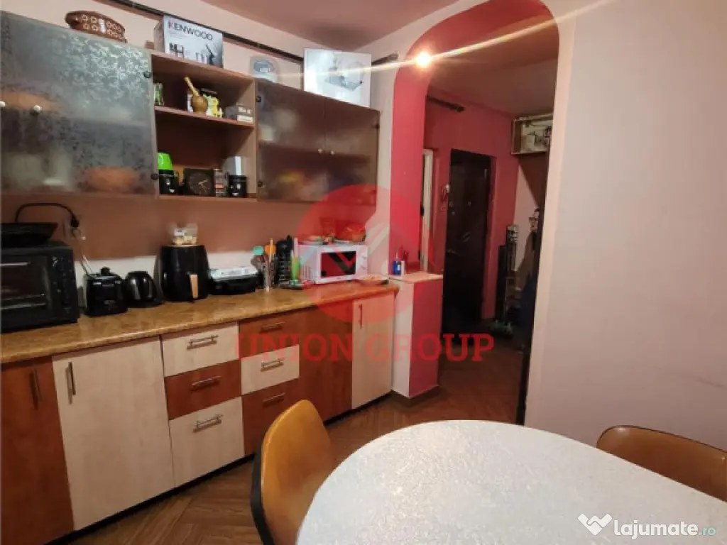 Apartament 3 camere Decomandat, Etaj 1, Zona Poarta 6 