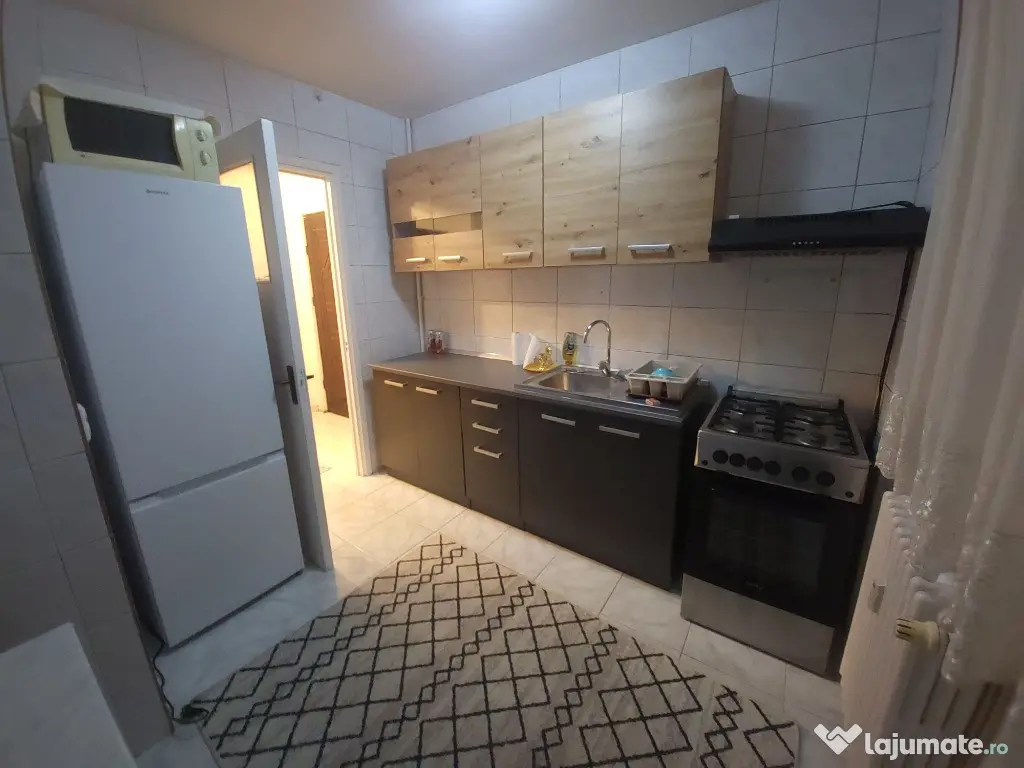 Inchiriez apartament 4 camere zona Titan