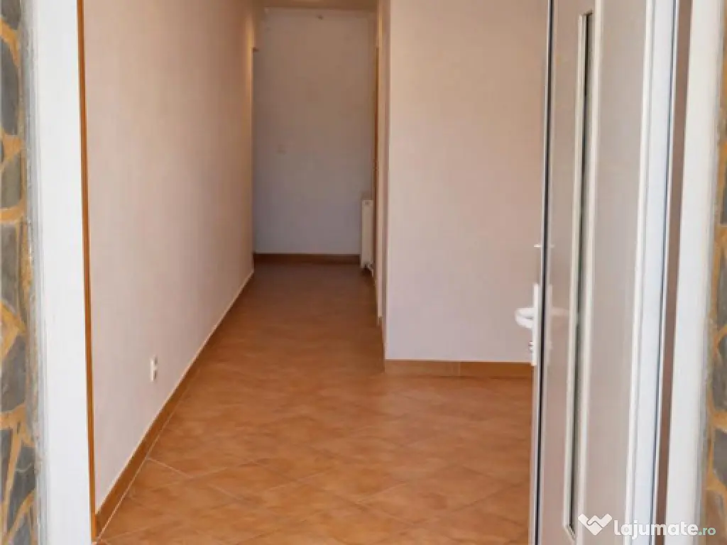 Apartament 3 camere, 140mp, cu acces auto in curte si facili
