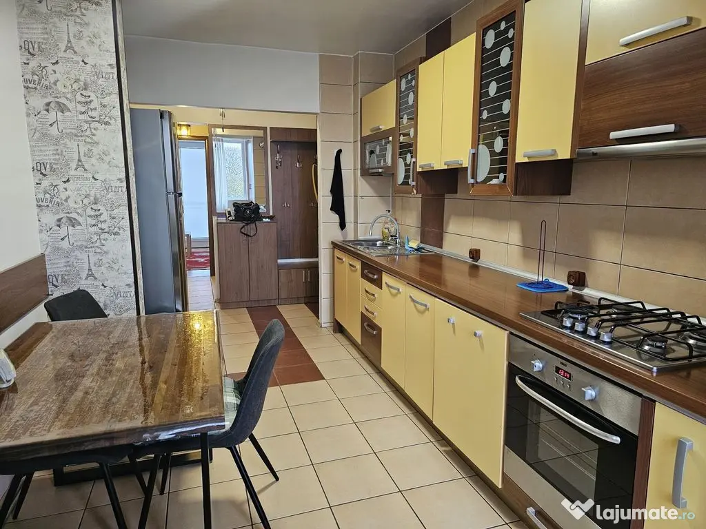 Apartament cu 3 camere, mobilat si utilat - Piata Centrala