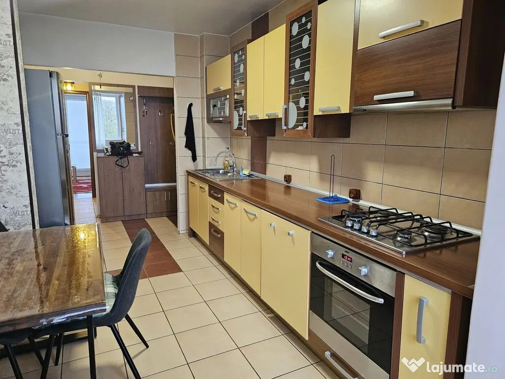 Apartament cu 3 camere, mobilat si utilat - Piata Centrala