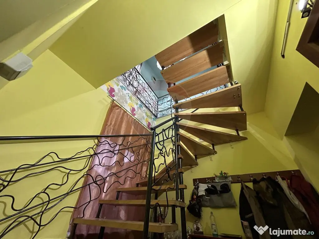 Casă / Vilă cu 5 camere de vânzare în zona Orasul Vechi 