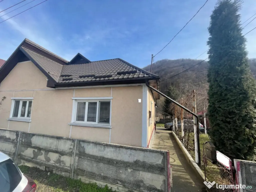 Casă unifamilială cu curte proprie, 100 mp, zona Ferneziu 