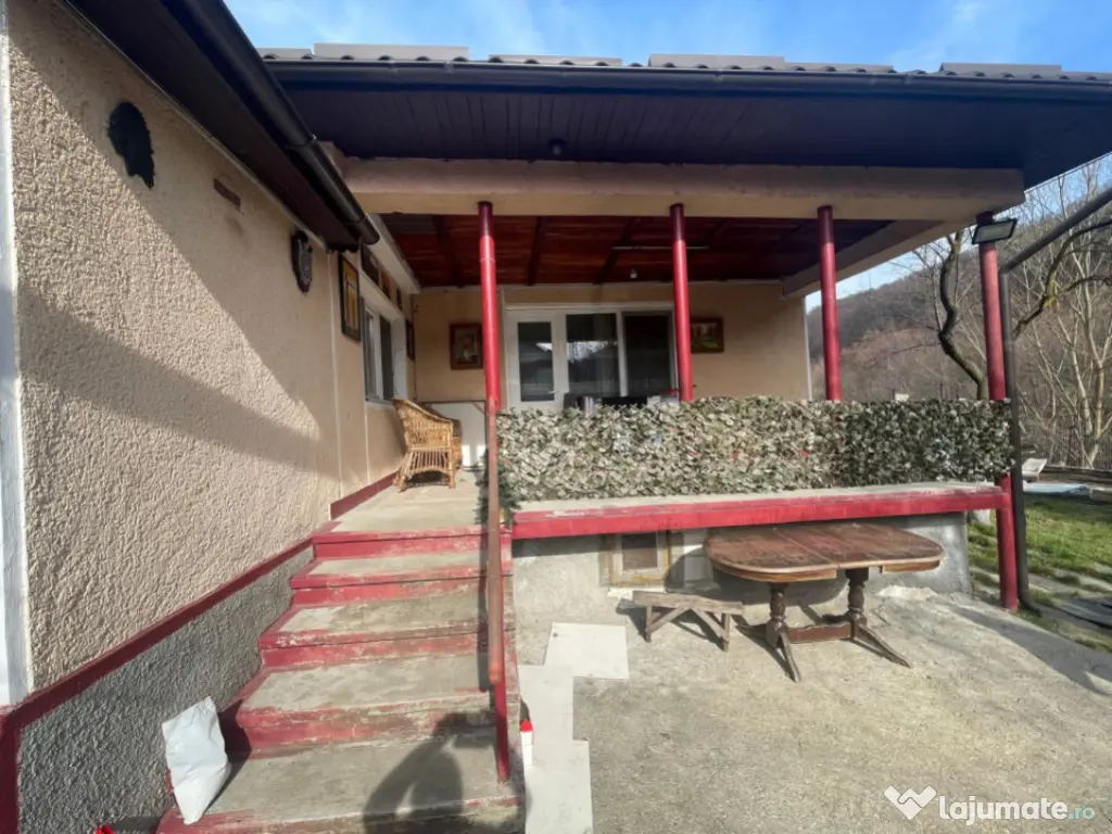 Casă unifamilială cu curte proprie, 100 mp, zona Ferneziu 