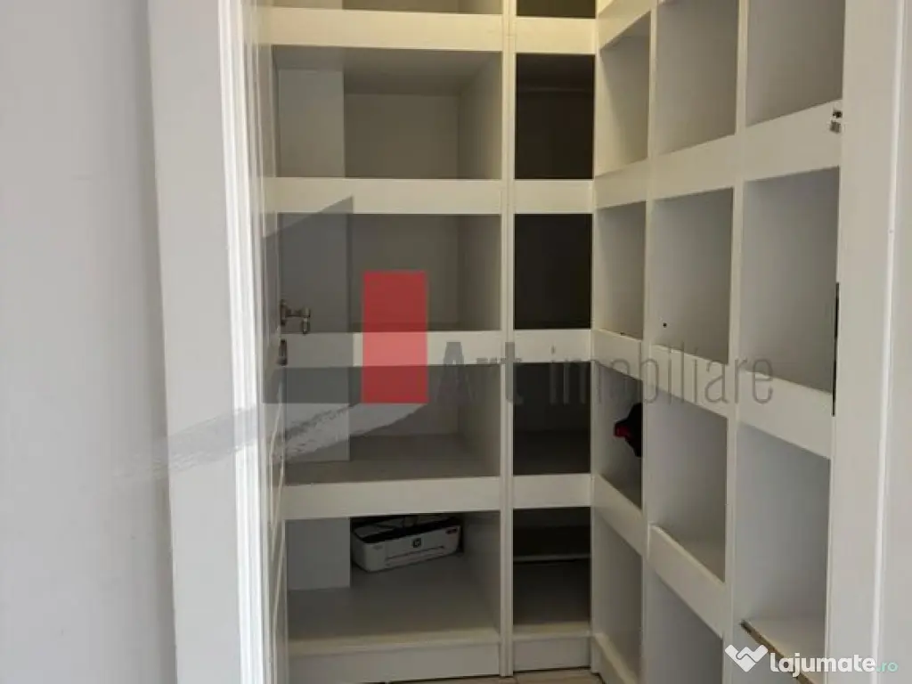 Vanzare apartament 3 camere si curte,loc de parcare Padur...