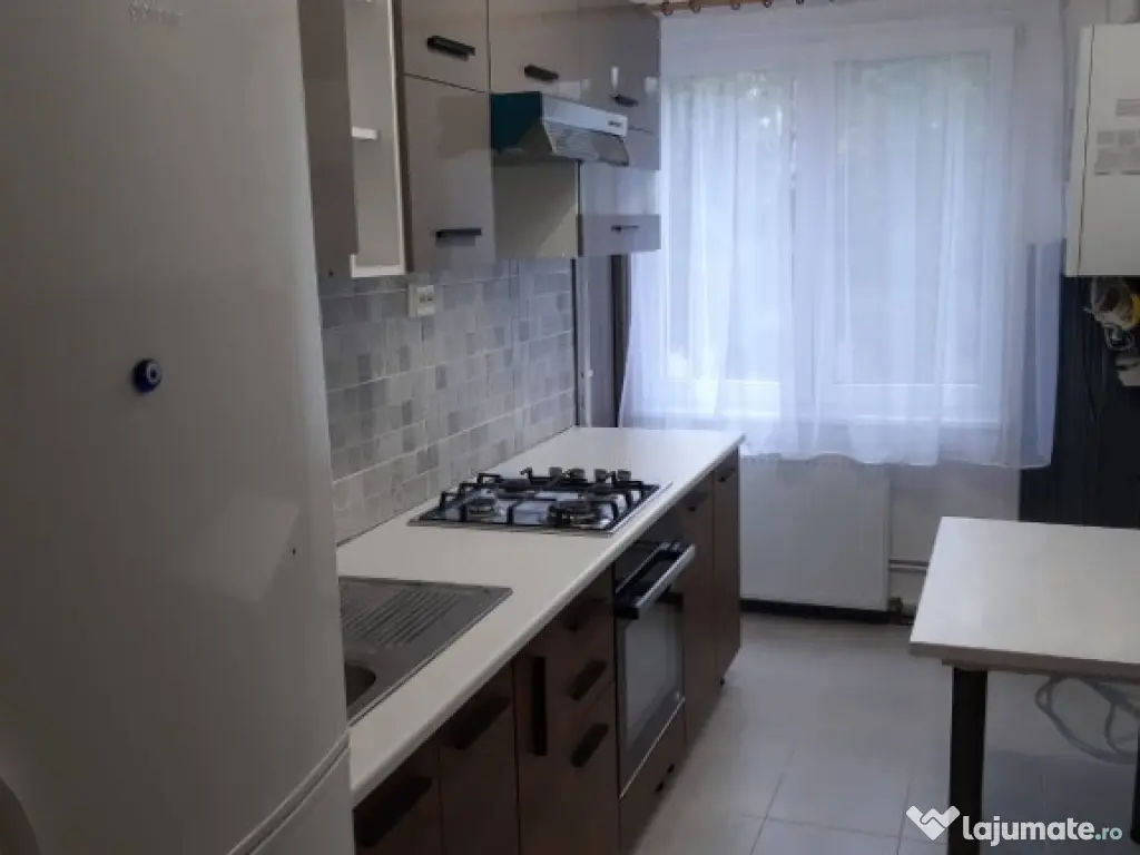 Vanzare apartament 3 camere, 84mp, Zona centrala, poli 2 