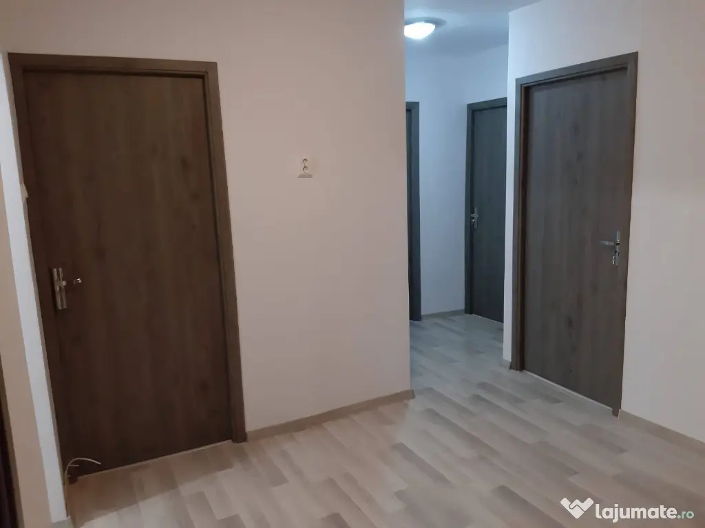 Vanzare apartament 3 camere, 84mp, Zona centrala, poli 2 