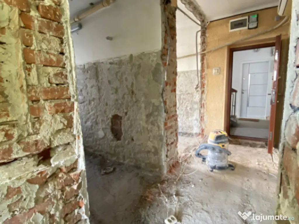 Garsonieră în curs de renovare, 34 mp, zona Centru 