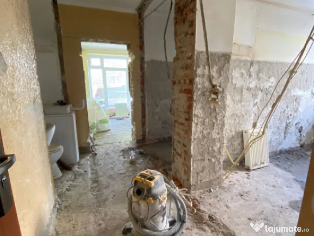 Garsonieră în curs de renovare, 34 mp, zona Centru 
