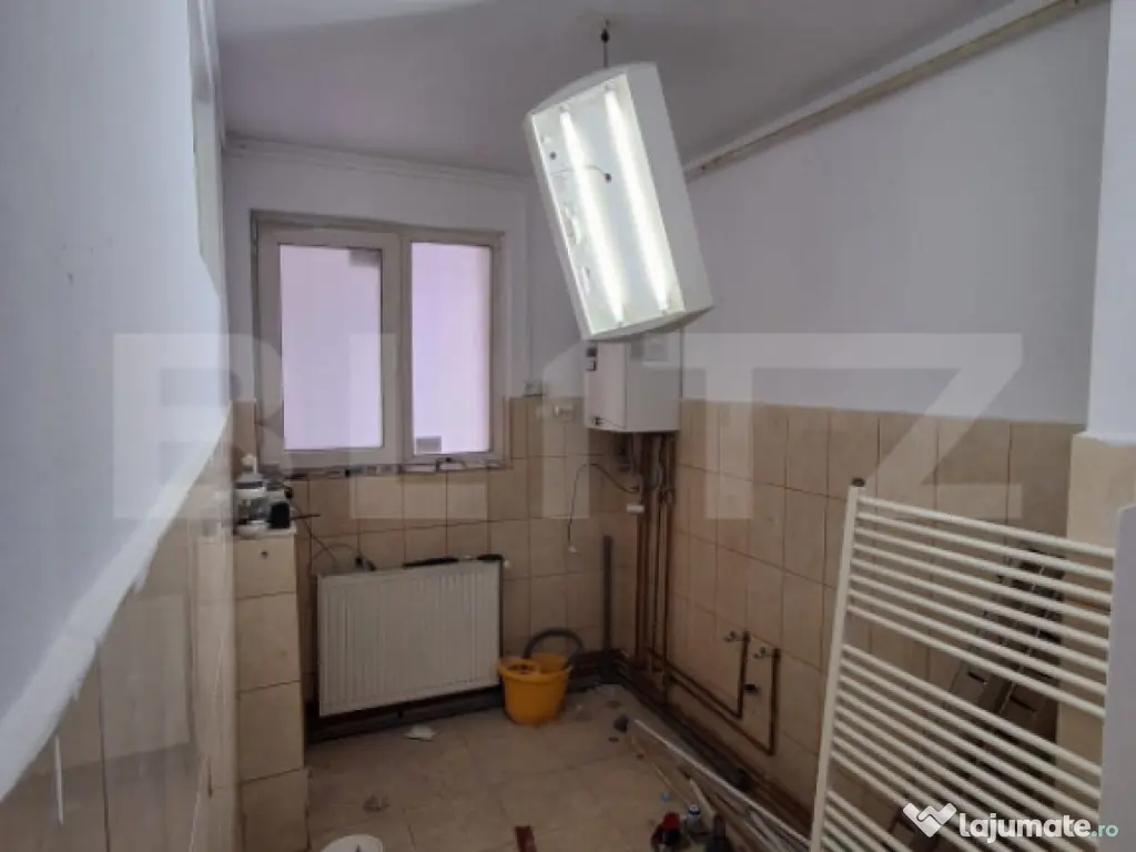 Spațiu comercial 55 mp, în curs de renovare , 4 camere la