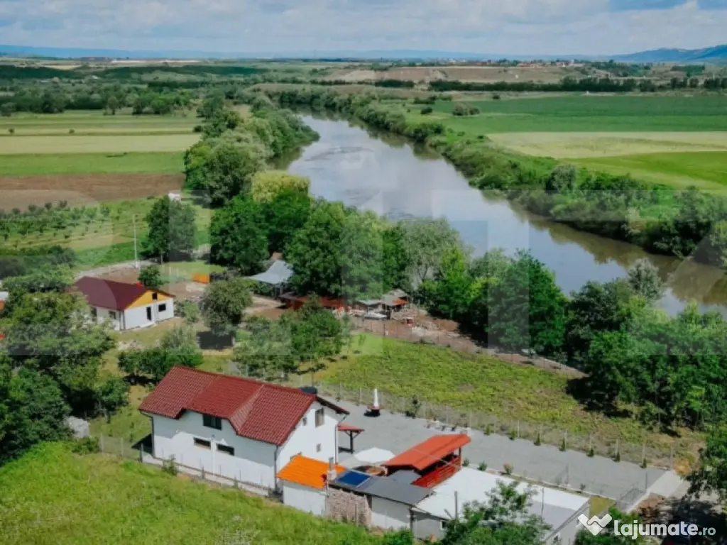 Proprietate pe malul Mureșului – Stâna de Mureș