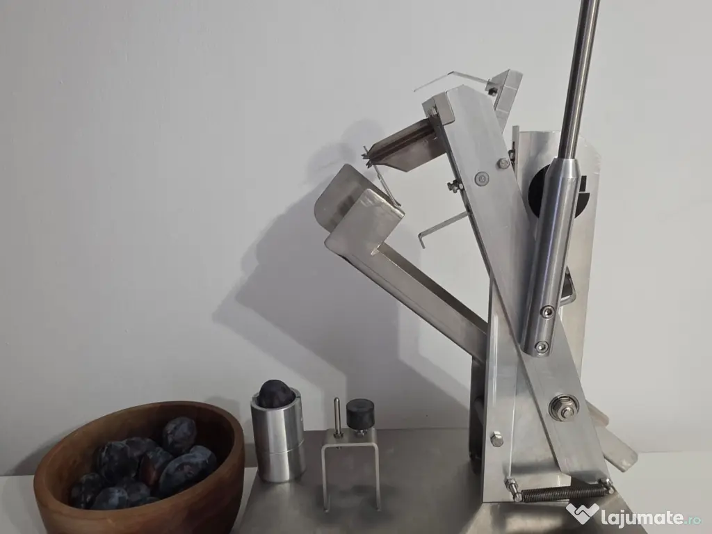 Aparat de scos samburii din prune actionat manual 