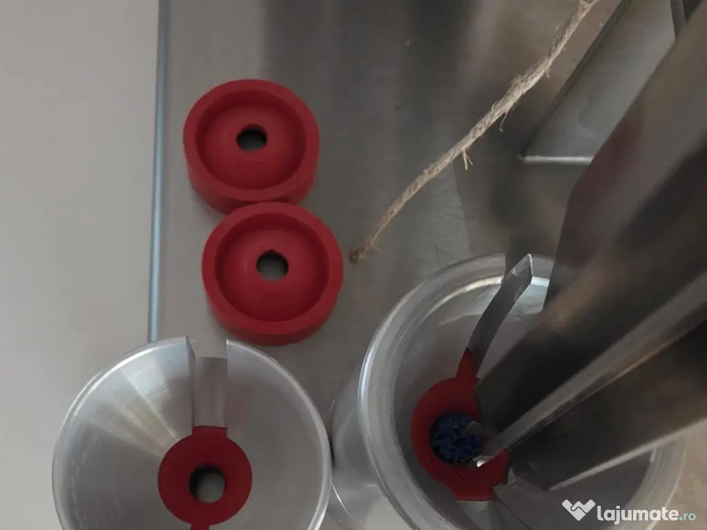 Aparat de scos samburii din prune actionat manual 