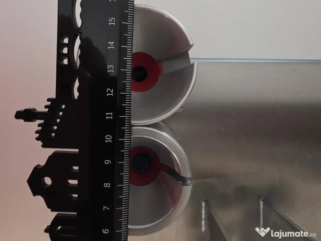 Aparat de scos samburii din prune actionat manual 