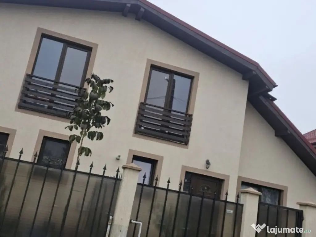 Vând casă in duplex