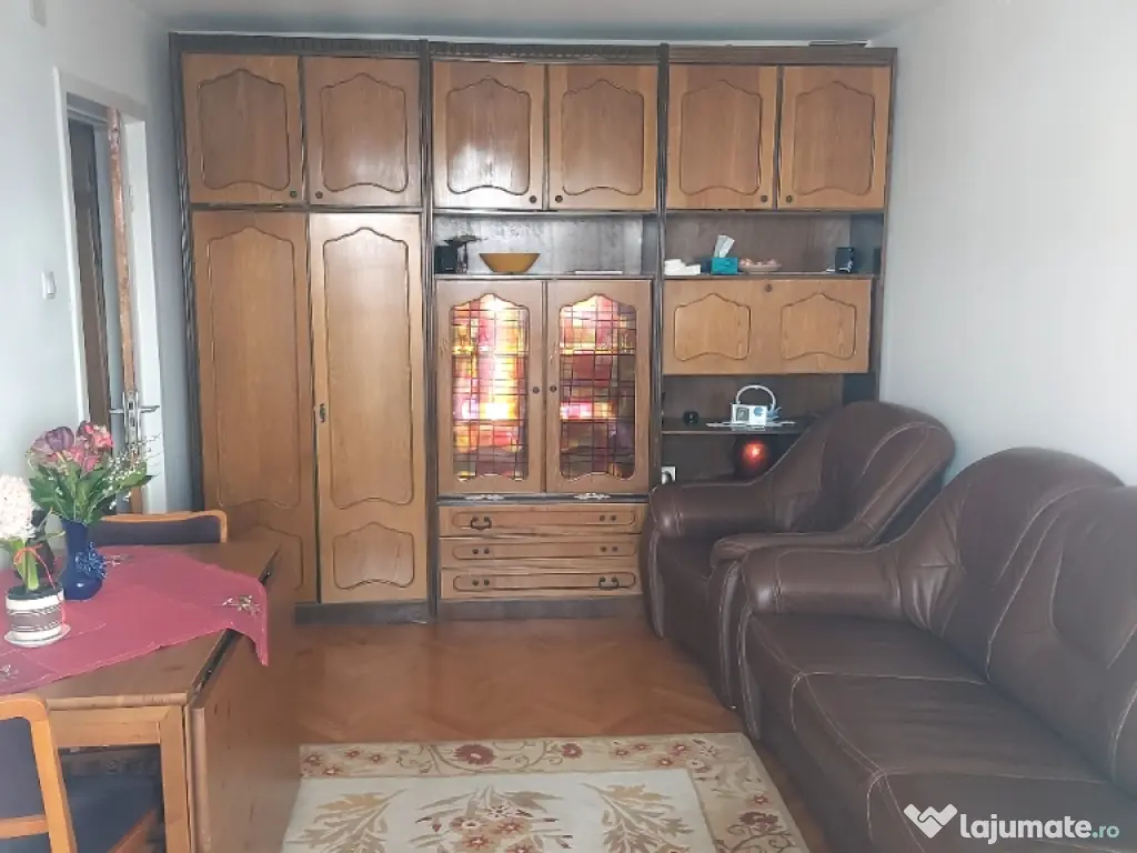 Vând apartament decomandat 4 camere în apropierea Pieței Titan metrou Nicolae Grigorescu 