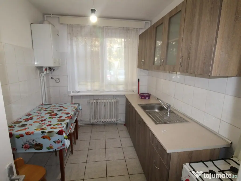 INCHIRIEZ apartament 2 camere semidecomandat,zona Centrala 