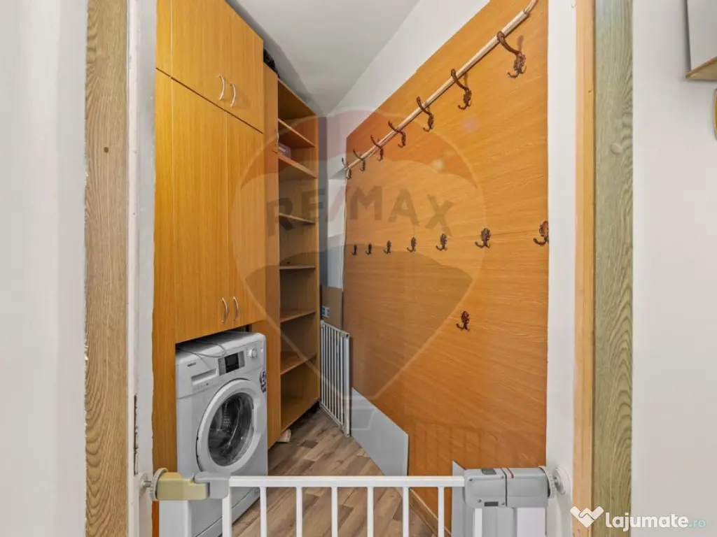 Apartament de vânzare cu 4 camere decomandat - Zona Intim