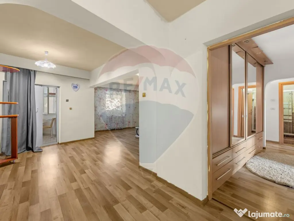 Apartament de vânzare cu 4 camere decomandat - Zona Intim