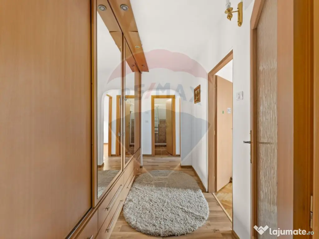 Apartament de vânzare cu 4 camere decomandat - Zona Intim