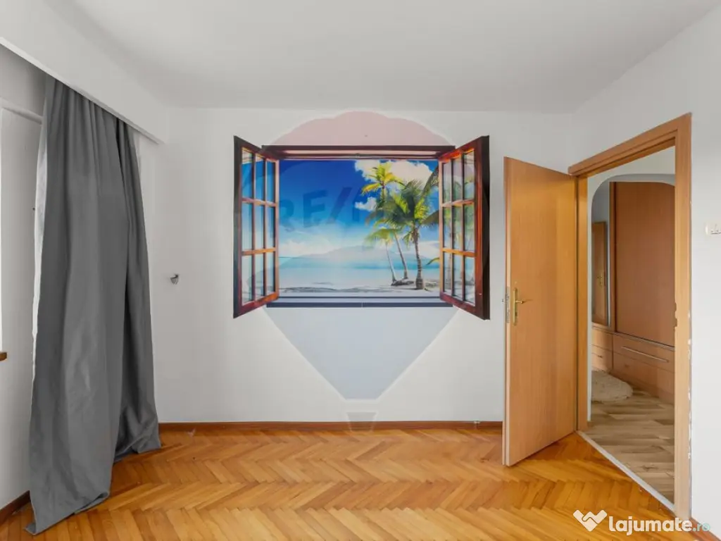 Apartament de vânzare cu 4 camere decomandat - Zona Intim