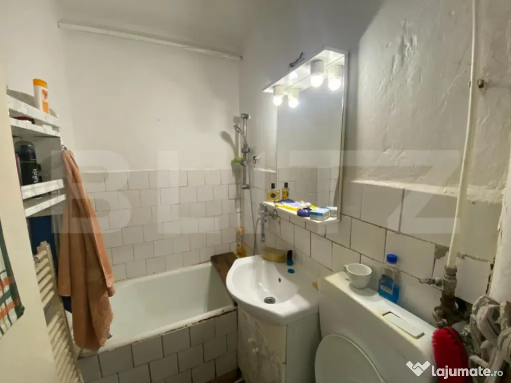 Garsoniera situata la etajul 3, zona Cetate 