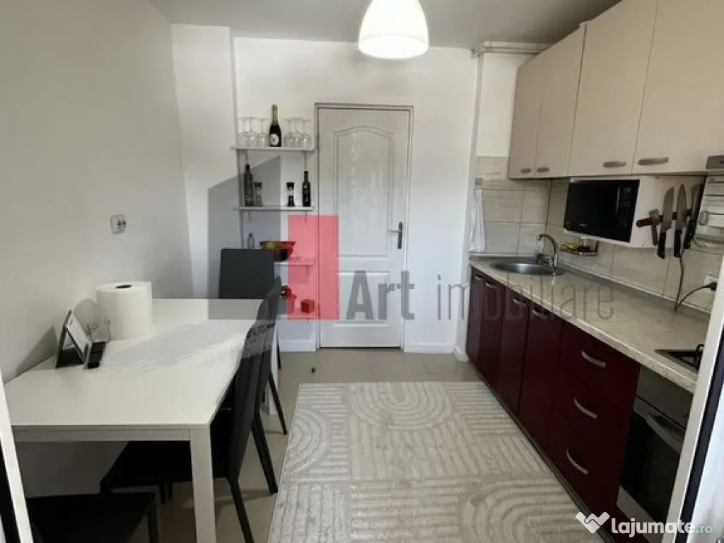 Vindem apartament 3 camere la P-ta Gorjului-centrala proprie 