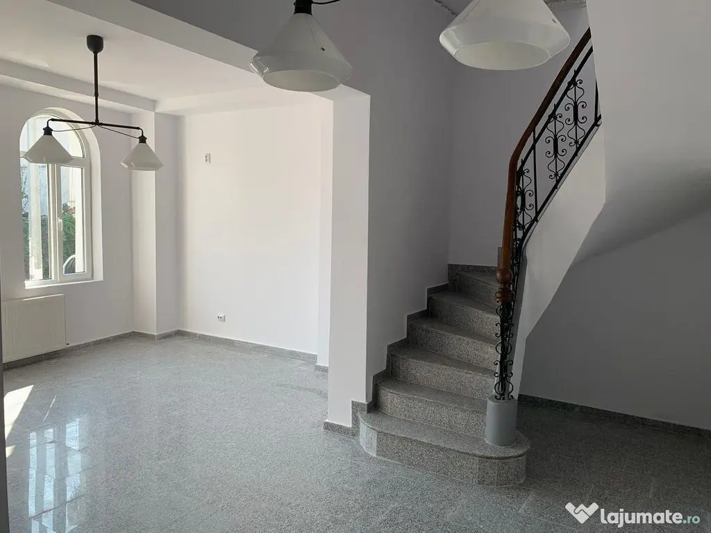 Casa cu destinatie comerciala 335 mp 