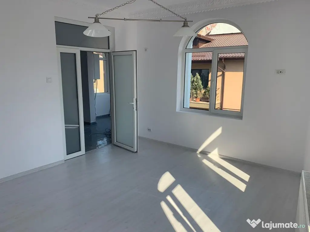 Casa cu destinatie comerciala 335 mp 