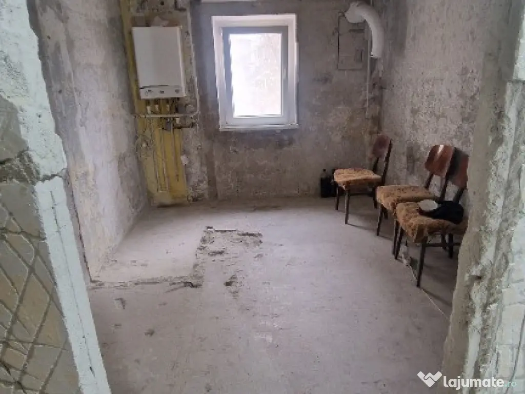 Proprietar vand apartament cu 3 camere Str. Rosiorilor 