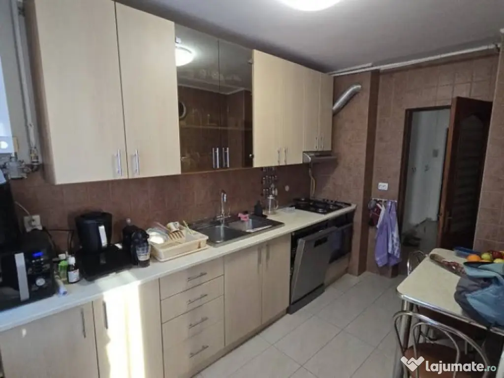 Apartament 3 camere, decomandat, 70 mp + 2 balcoane – zona 
