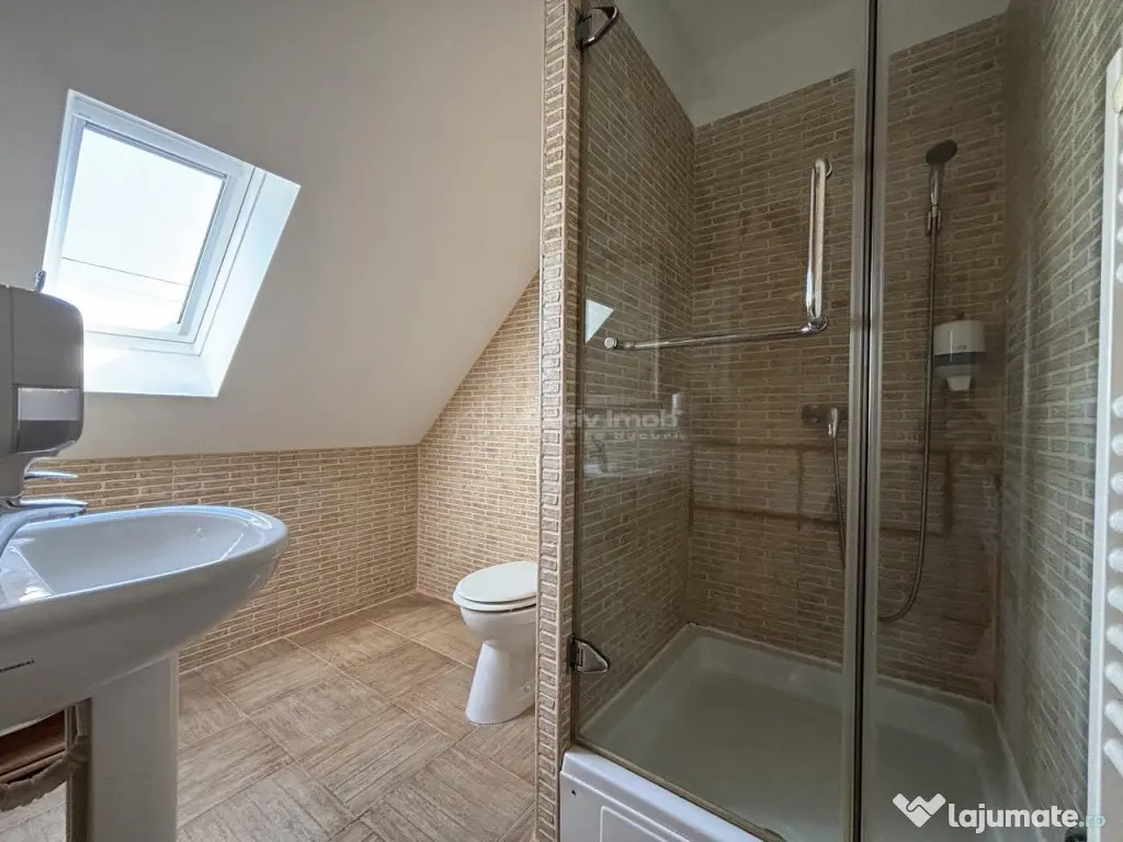 Proprietate de patrimoniu pe malul lacului Paleu - Teren... 