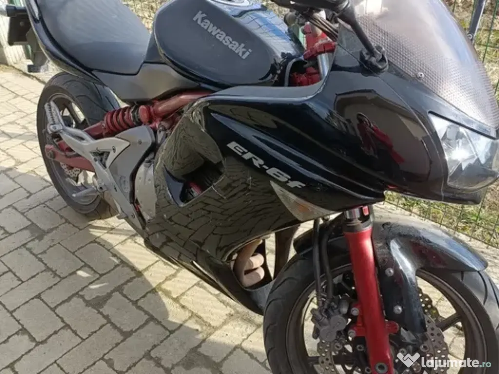Kawasaki ER6F 650 2006 – lovită dreapta – pornește 