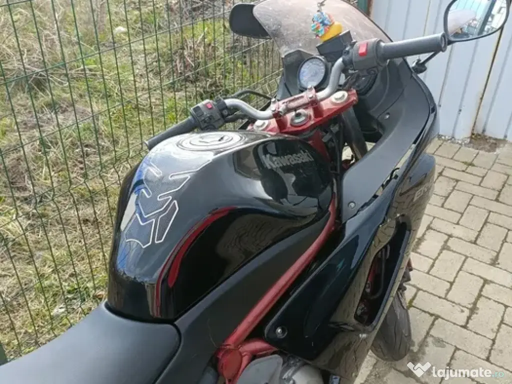 Kawasaki ER6F 650 2006 – lovită dreapta – pornește 