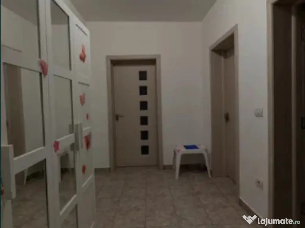 Apartament 2 camere, decomandat - zona Tractoru