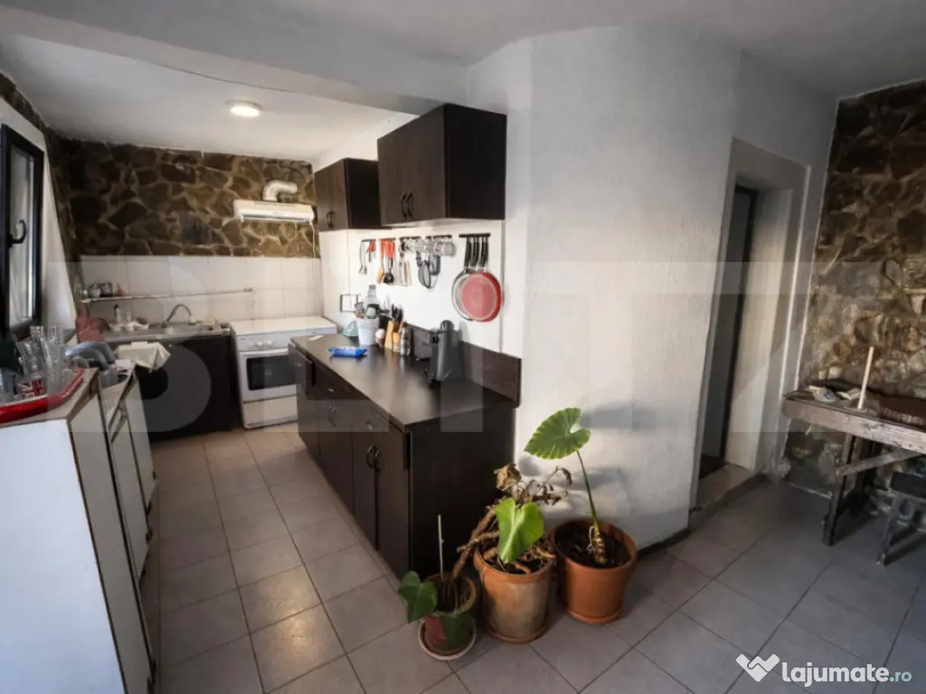 Casă cu teren generos in zona centrala 