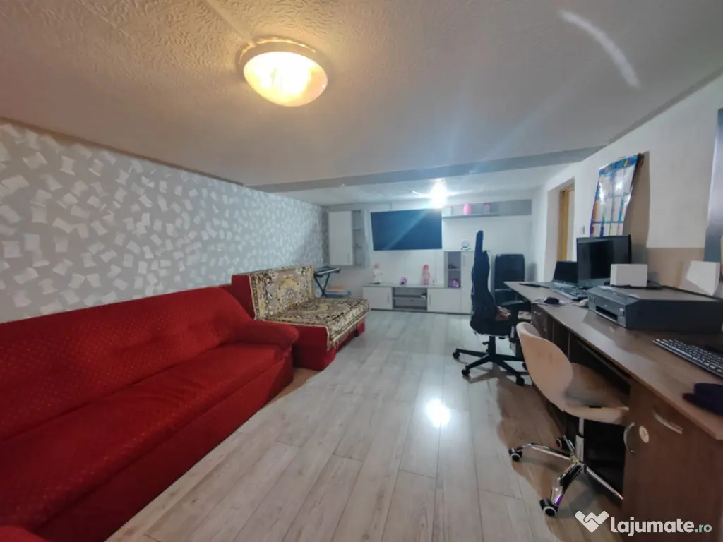 Imobil cu 2 constructii, anexe și 670 mp teren, utilități 