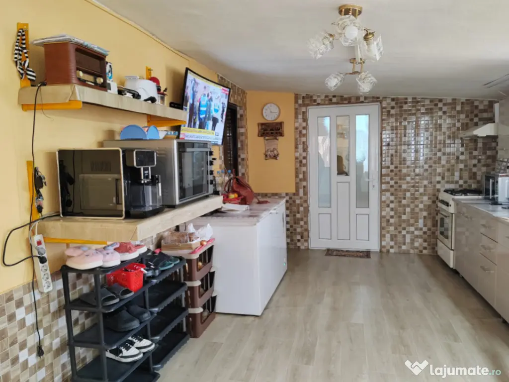 Imobil cu 2 constructii, anexe și 670 mp teren, utilități 