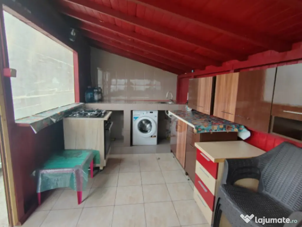 Imobil cu 2 constructii, anexe și 670 mp teren, utilități 