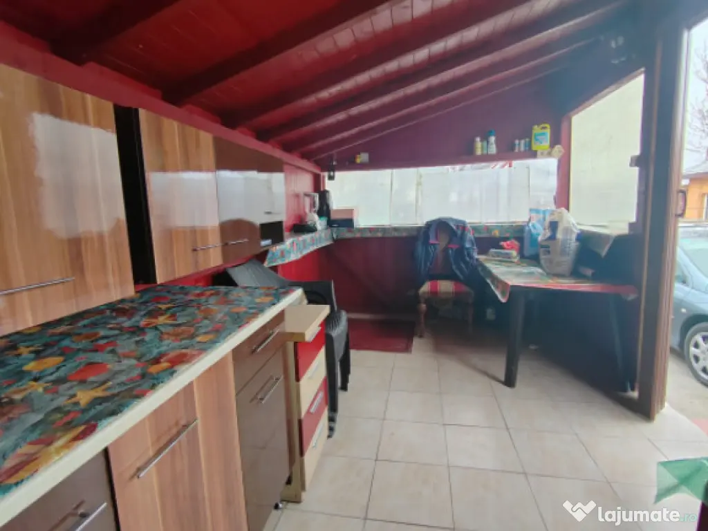 Imobil cu 2 constructii, anexe și 670 mp teren, utilități 