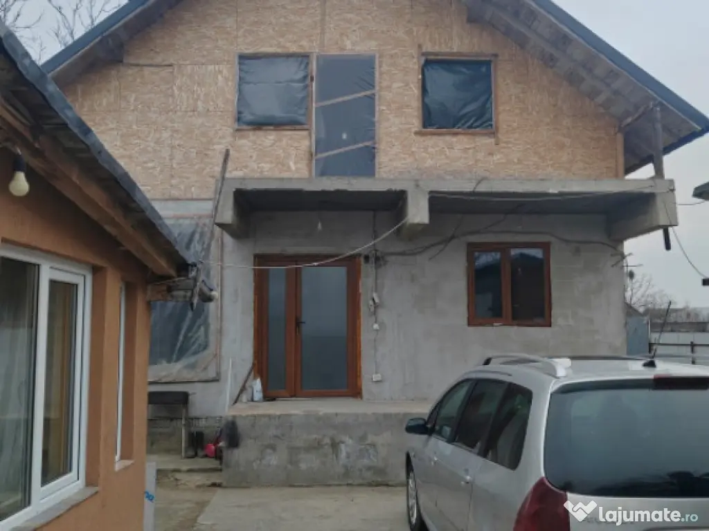 Imobil cu 2 constructii, anexe și 670 mp teren, utilități 