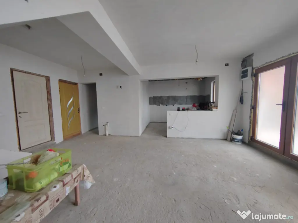 Imobil cu 2 constructii, anexe și 670 mp teren, utilități 