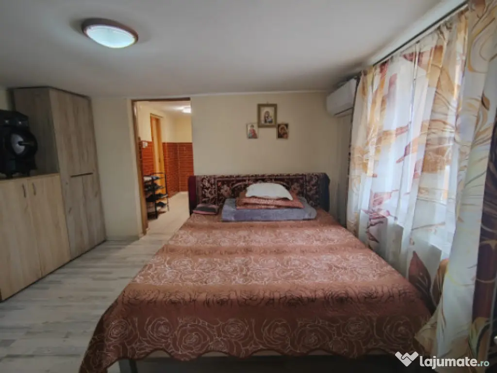 Imobil cu 2 constructii, anexe și 670 mp teren, utilități 