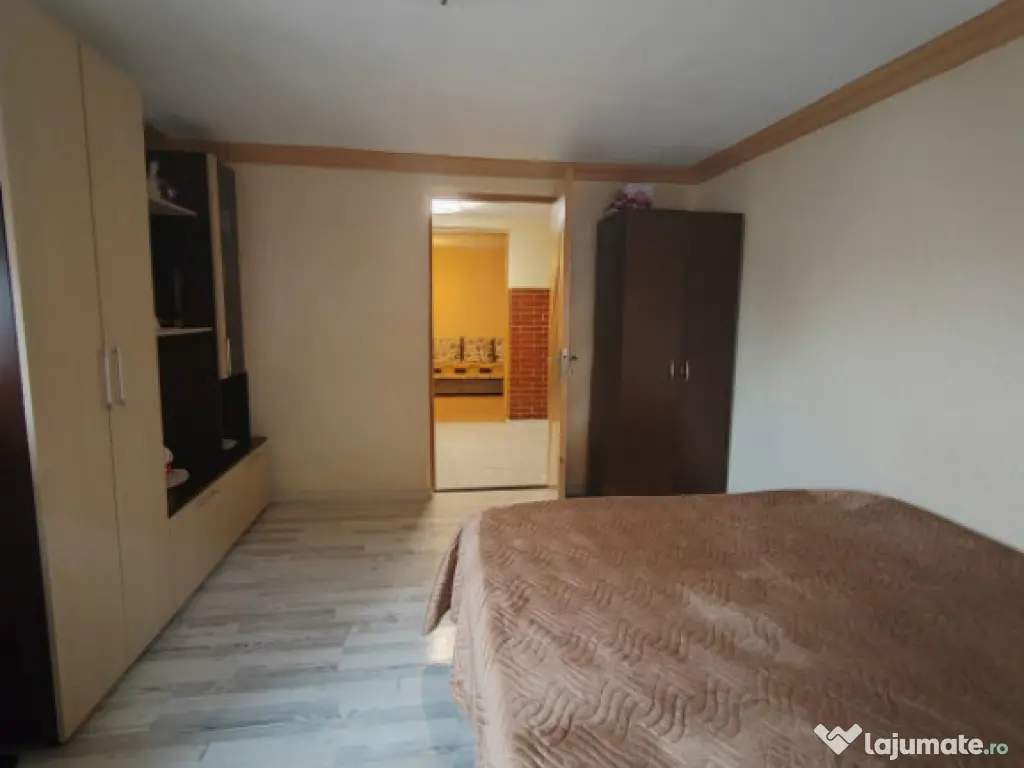 Imobil cu 2 constructii, anexe și 670 mp teren, utilități 